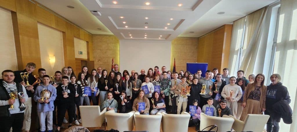 Podeljene nagrade najuspešnijim voždovačkim učenicima u školskim sportskim takmičenjima