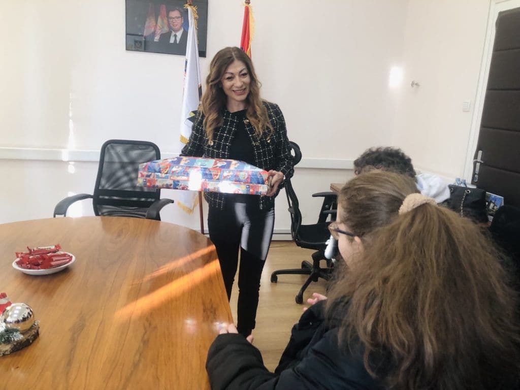 OPŠTINA VOŽDOVAC POMOGLA TALENTOVANOJ DEVOJČICI: Predsednica Bojana Jakšić obradovala Jovanu u prazničnim danima
