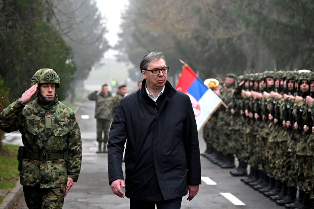 VUČIĆ OBIŠAO KASARNU „MIJA STANIMIROVIĆ“ U NIŠU: Poručio da je Vojska Srbije snažnija i popunjenija nego ranije