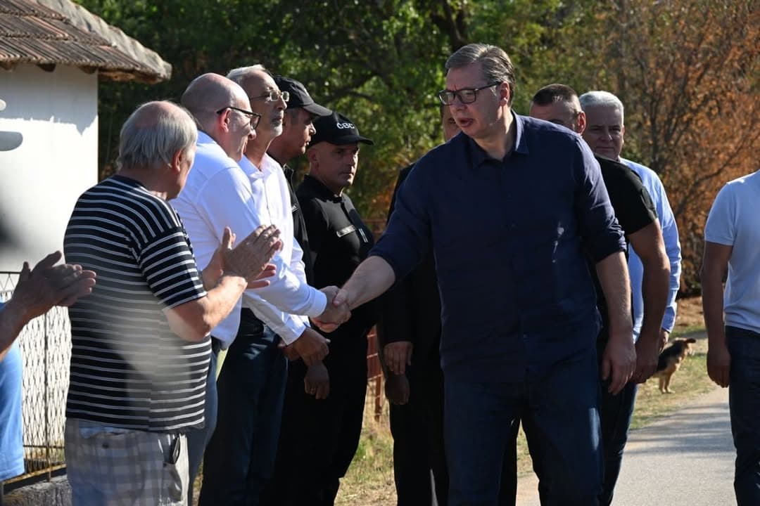 VUČIĆ U ŽITORAĐI OBIŠAO RADOVE NA OBNOVI KUĆA: Predsednik poručio: „Manje za sport – više za narod