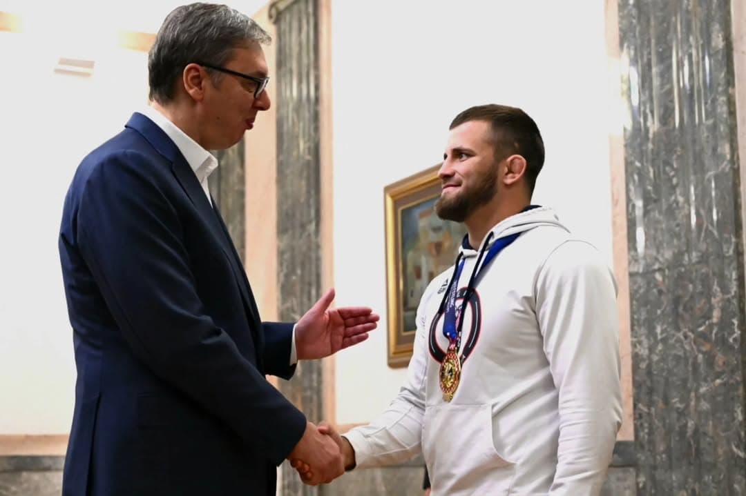 ZLATO ZA SRBIJU, PONOS ZA NACIJU: Vučić uručio zahvalnost rvaču Aleksandru Komarovu