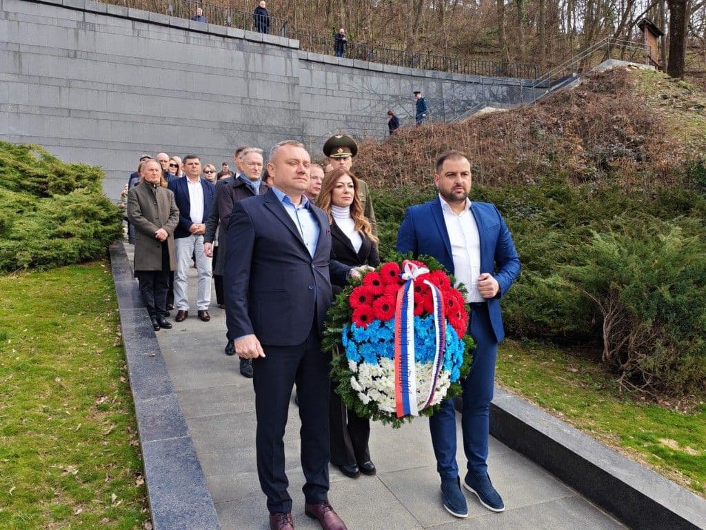 POLAGANJE VENACA NA AVALI: Obeležen Dan branilaca otadžbine