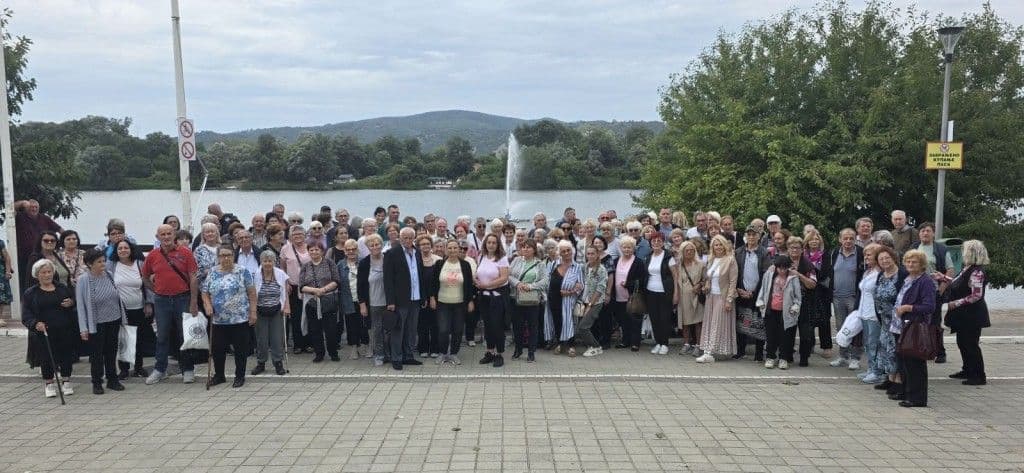 VOŽDOVAČKI PENZIONERI NA IZLETU: Tumane, Srebrno jezero i Sokobanja u znaku druženja i radosti