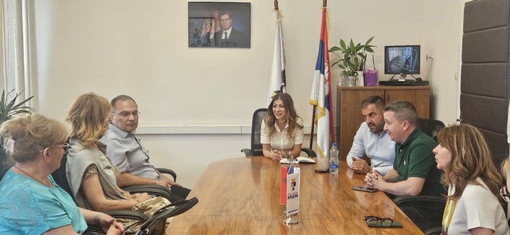 PREDSEDNICA VOŽDOVCA PRIMILA PREDSTAVNIKE ŠKOLE IZ BRĐANA: Poziv na humanitarni bazar za bolju školu uručen juče