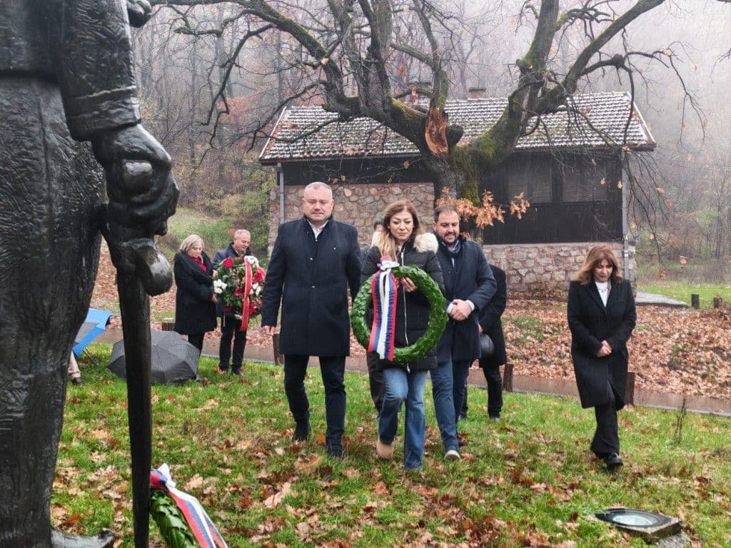 OBELEŽENA GODIŠNJICA SMRTI VASE ČARAPIĆA U BELOM POTOKU: Polaganjem venaca odato poštovanje Zmaju od Avale i obeležen 152. rođendan OŠ „Vasa Čarapić“