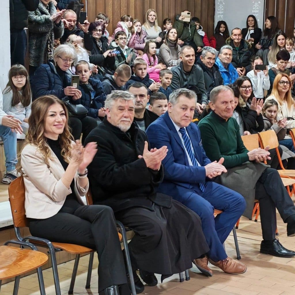 SVETOSAVSKE SVEČANOSTI U VOŽDOVAČKIM ŠKOLAMA: Učenici i nastavnici zajedno obeležili školsku slavu