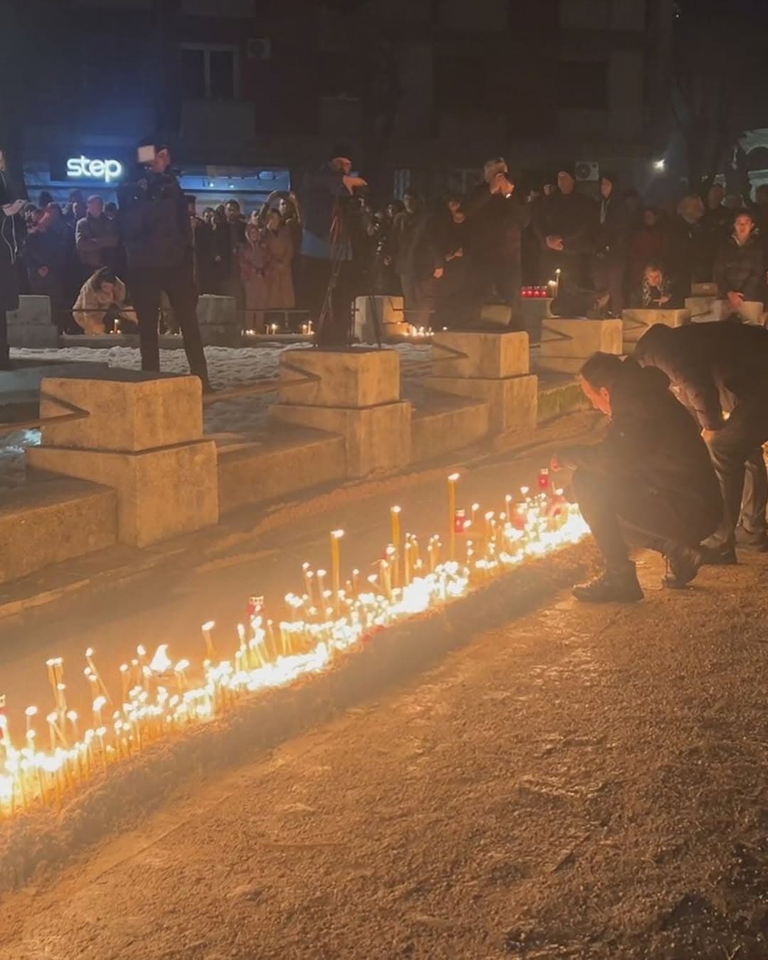 CETINJE U SUZAMA: Građani palili sveće za žrtve krvavog pira