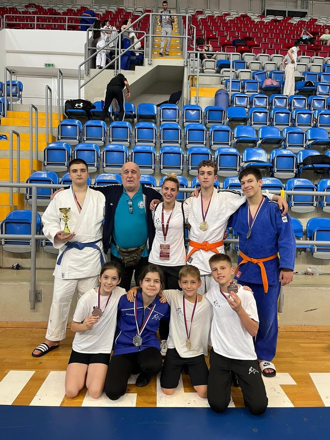 SJAJAN USPEH DŽUDISTA SA VOŽDOVCA: Mali šampioni doneli medalje i pehar za najuspešniju ekipu