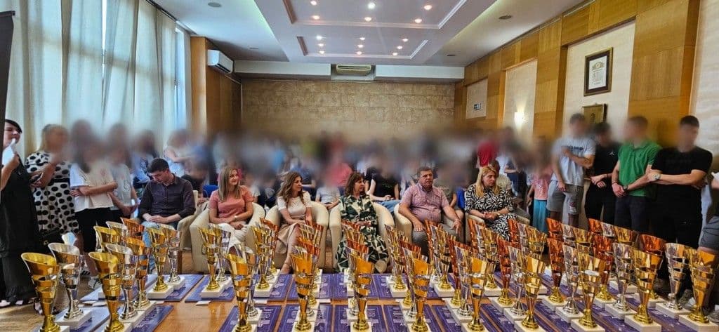 VOŽDOVAC SLAVI SPORTSKE ŠAMPIONE: Nagrađeni najbolji učenici školskih takmičenja