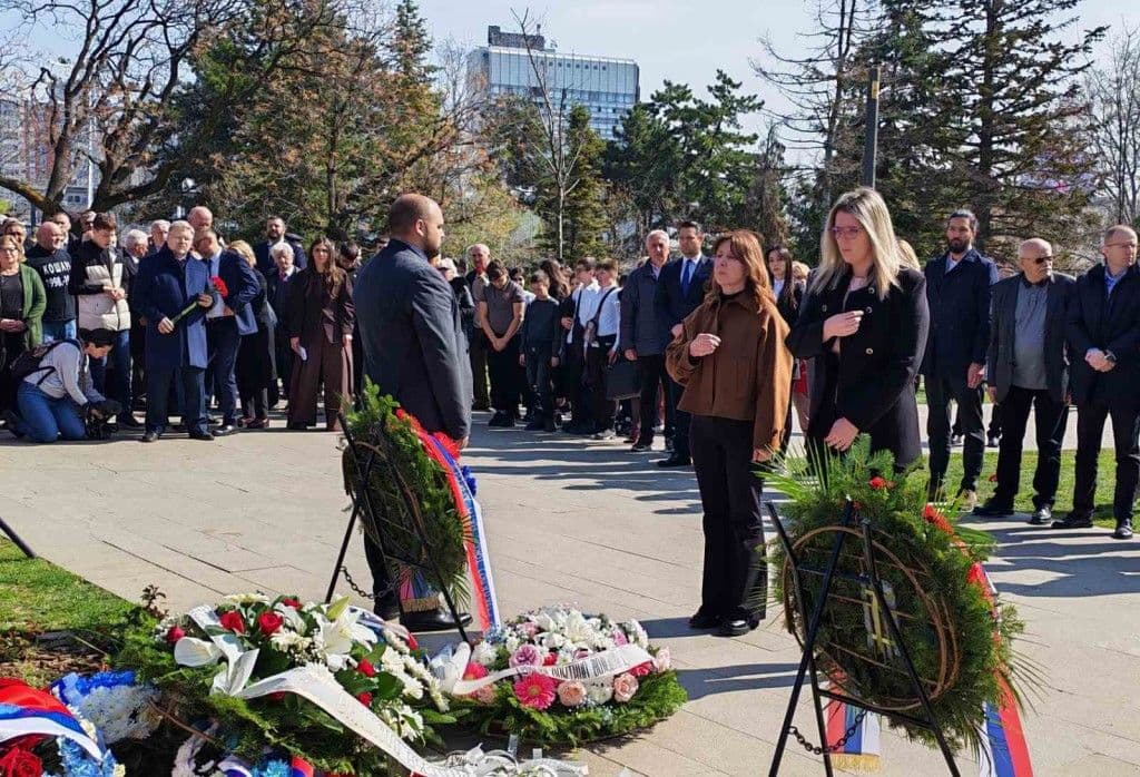 SEĆANJE NA NAJMLAĐE ŽRTVE: Položeni venci na Tašmajdanu povodom godišnjice NATO agresije