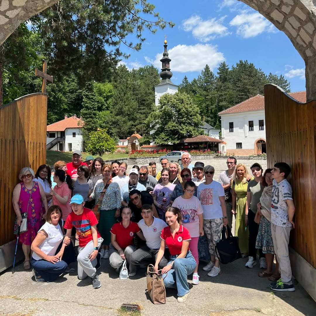 ČLANOVI MNRO VOŽDOVAC UŽIVALI U PRIRODI: Izlet u Bogovađu uz druženje i podršku Crvenog krsta