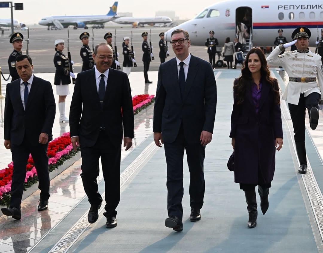 VUČIĆ U TAŠKENTU POLOŽIO VENAC NA SPOMENIK NEZAVISNOSTI: Sastanak sa predsednikom Mirzijojevom i potpisivanje niza sporazuma