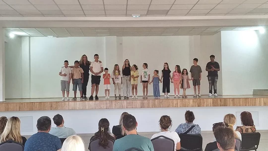 PRVI APLAUZI ZA MLADE GLUMCE U BELOM POTOKU: Održan javni čas besplatne škole glume pred ponosnom publikom