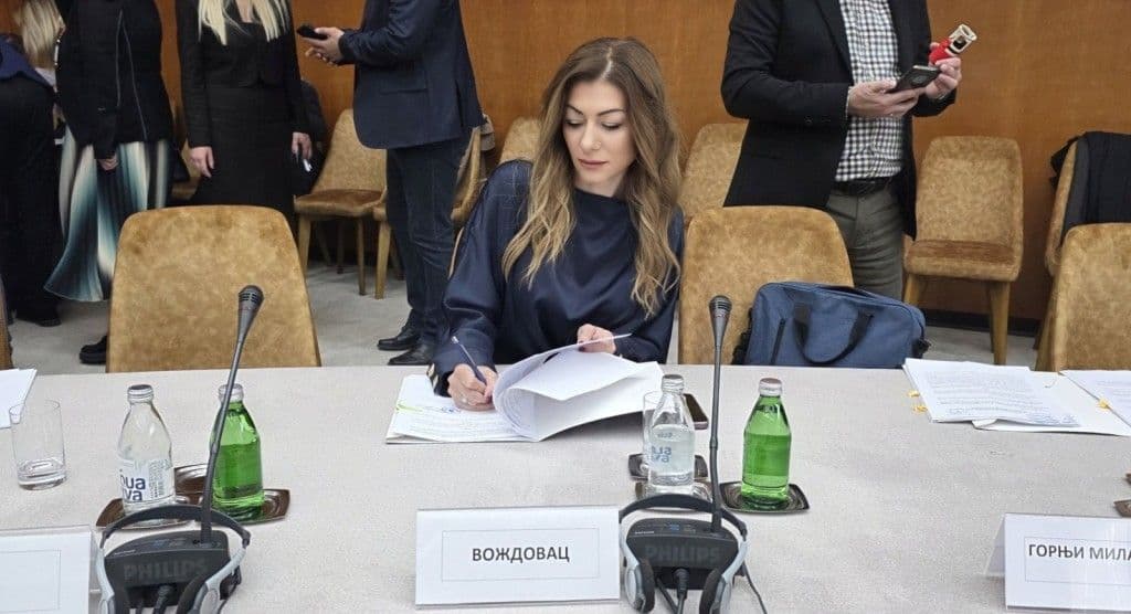 VOŽDOVAC POTPISAO UGOVOR ZA NABAVKU HRANE I OGREVA: Pomoć stiže najugroženijim izbegličkim porodicama širom Srbije
