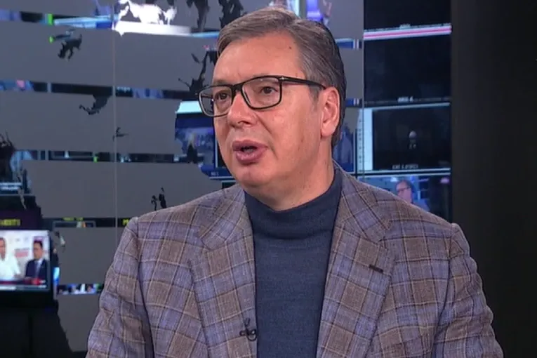 VUČIĆ NAJAVIO NOVU FAZU POLITIKE I RAZVOJA: Snižavaju se cene lekova, stiže i vakcina protiv raka