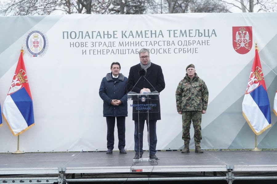 VUČIĆ POLOŽIO KAMEN TEMELJAC ZA NOVI KOMPLEKS MINISTARSTVA ODBRANE NA BANJICI: „Srbija mora biti snažna, mir se čuva snagom“
