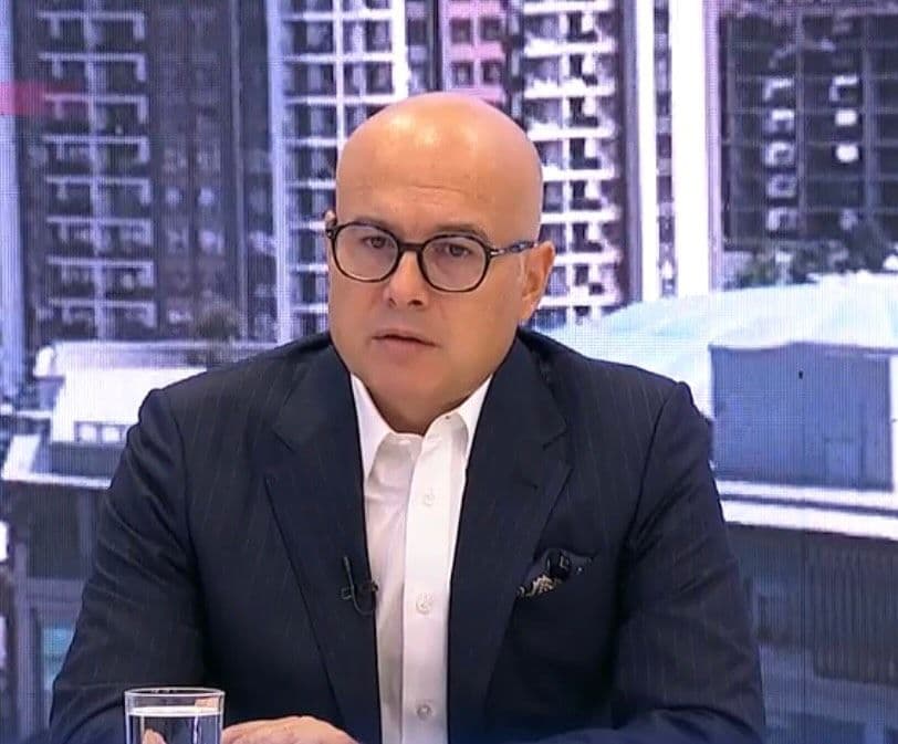 VUČEVIĆ POZVAO GRAĐANE NA MIRNA OKUPLJANJA: „Dosta blokada, hoćemo normalan život“