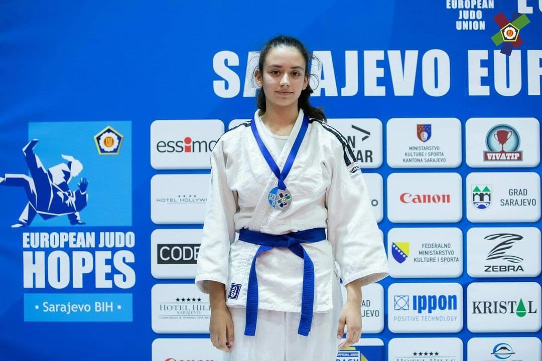 MIA DROBNJAK IZ DŽUDO KLUBA VOŽDOVAC ZRAČI SREBRNIM SJAJEM: Osvojila medalju na Evropskom prvenstvu u Sarajevu