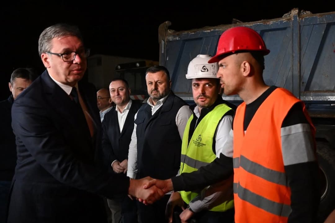 VUČIĆ OBIŠAO RADOVE NA TIRŠOVOJ 2 U KASNIM VEČERNJIM SATIMA: "Ovo je velika stvar za zdravstvo i budućnost naše dece"