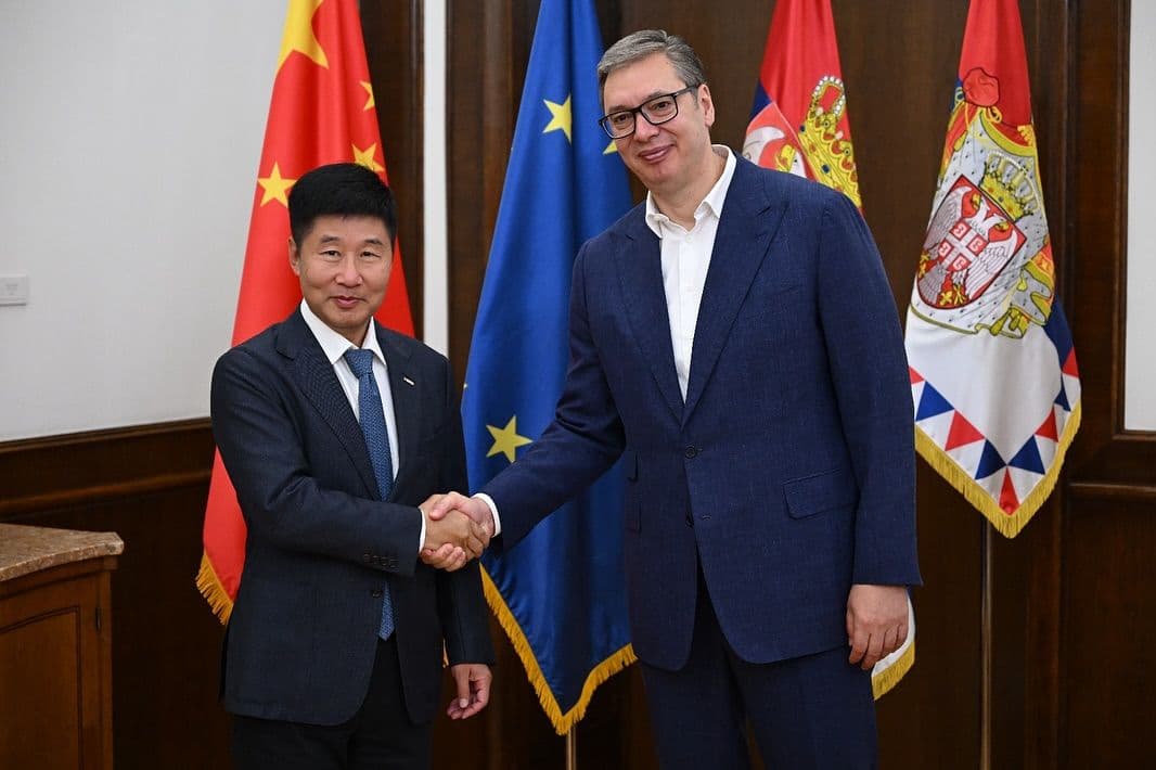 VUČIĆ SA PREDSTAVNICIMA HBIS GROUP U BEOGRADU: Očuvanje radnih mesta i strateški planovi u fokusu sastanka