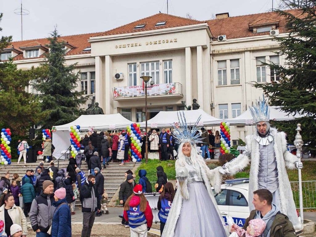 „NOVOGODIŠNJE ČAROLIJE“ ODUŠEVILE NAJMLAĐE NA VOŽDOVCU: Ustanička ulica pretvorena u praznični svet za deset hiljada mališana