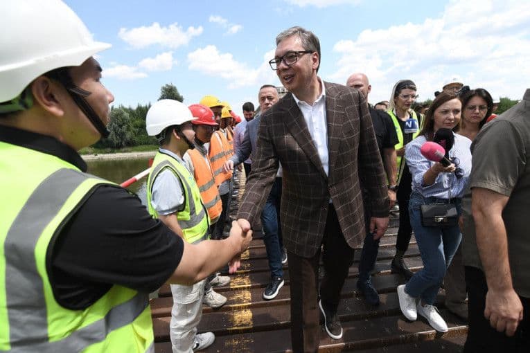 VUČIĆ OBIŠAO RADOVE NA FRUŠKOGORSKOM KORIDORU: Most na Dunavu kod Petrovaradina menja saobraćajnu sliku Srbije