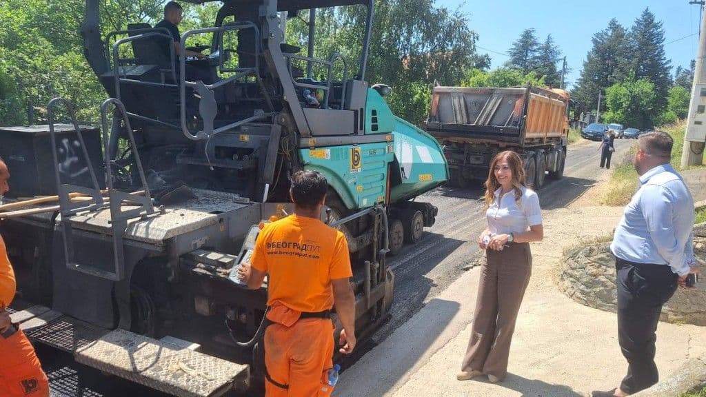 NOVI ASFALT U RIPNJU JUČE OBRADOVAO MEŠTANE: Put za Malu Ivanču konačno bez rupa i blata