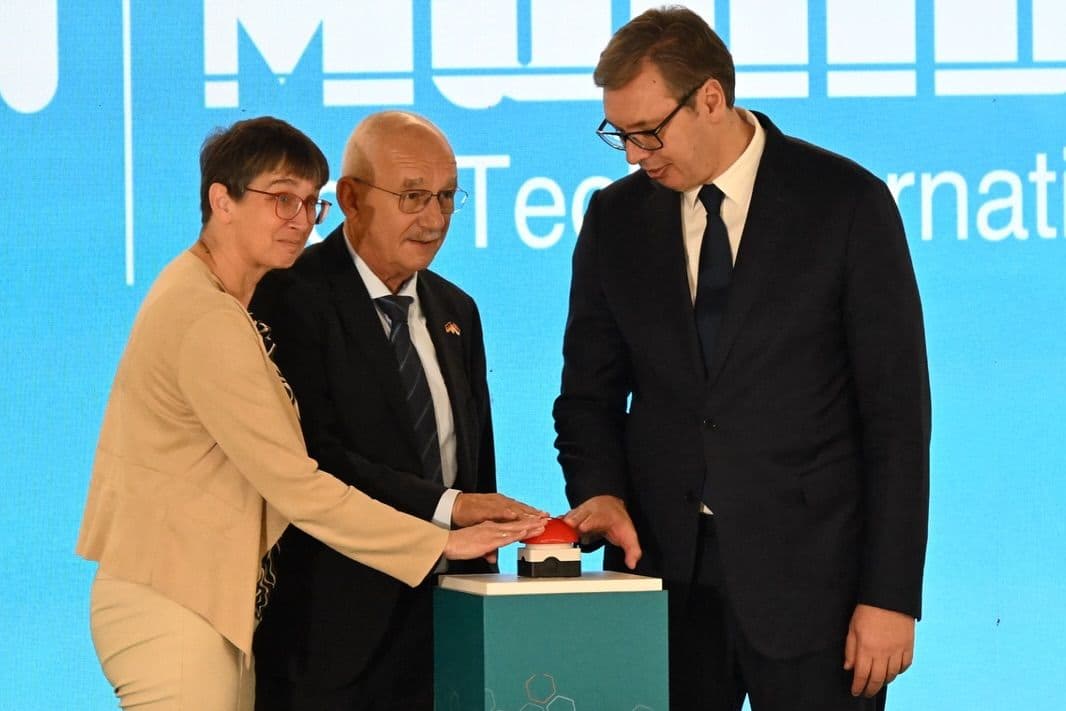 VUČIĆ: MUEHLBAUER POSTAJE SIMBOL MODERNE SRBIJE: Otvorena najnaprednija fabrika u regionu