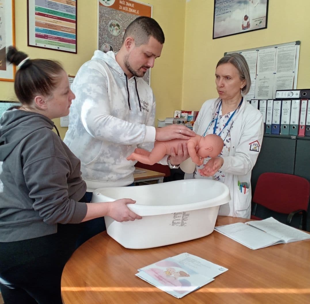 „KUTAK RODITELJSTVA“ PRUŽA PODRŠKU BUDUĆIM RODITELJIMA: Program Doma zdravlja Voždovac pomaže trudnicama i očevima kroz edukaciju i radionice