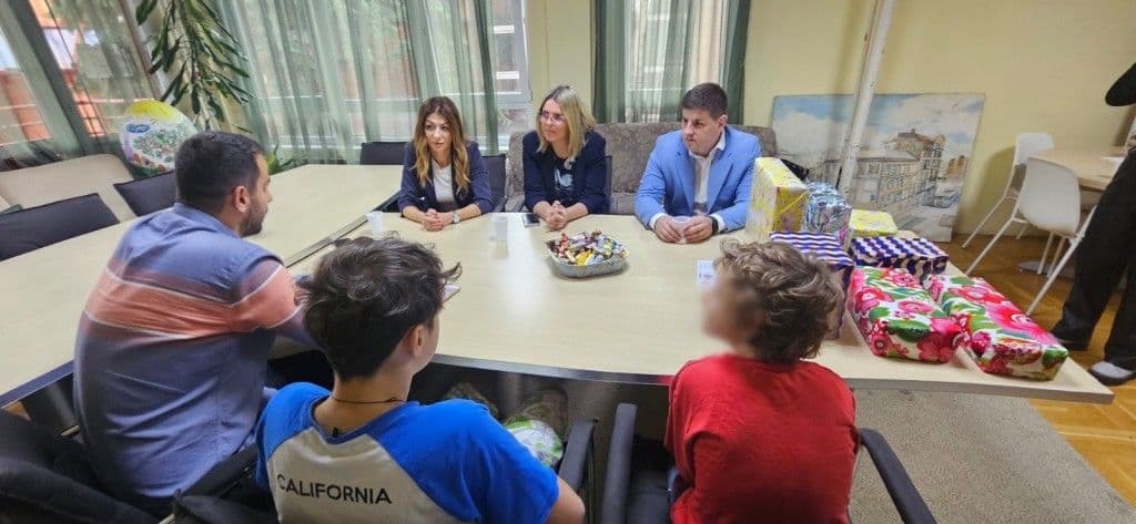 VOŽDOVAC U ZNAKU HUMANOSTI I UMETNOSTI: Deca iz domova dobila poklone i vaučere zahvaljujući prodajnoj izložbi crteža