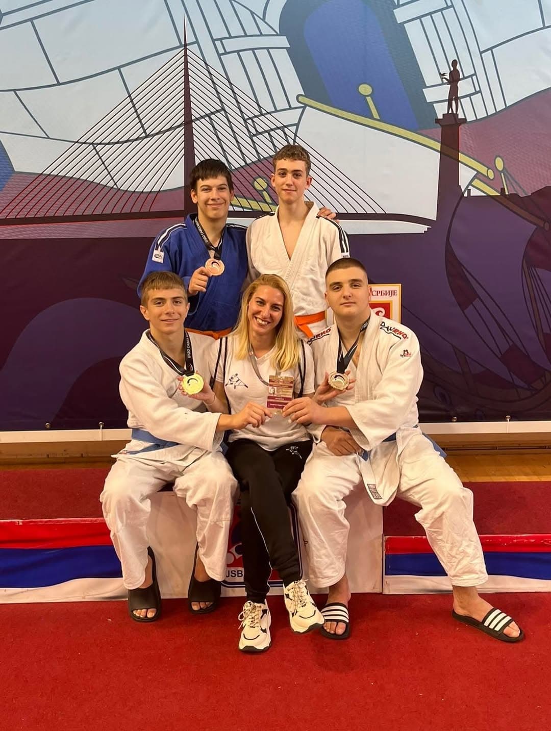 ZLATNI USPEH MLADIH DŽUDISTA SA VOŽDOVCA: Pet medalja i još jedno postolje na Prvenstvu Beograda