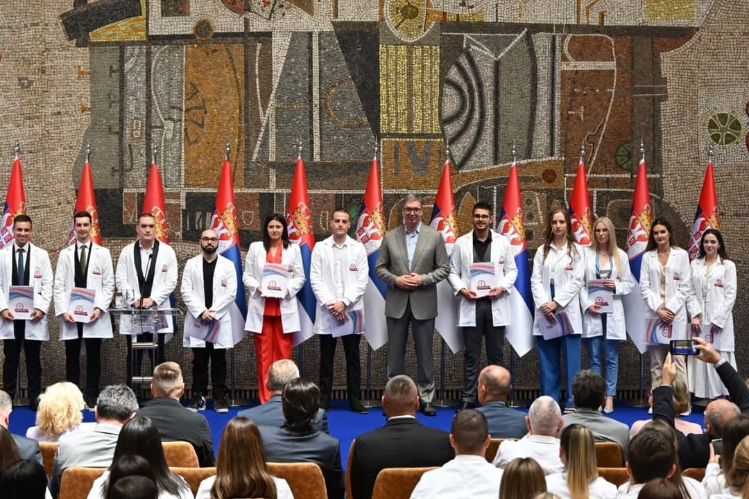 VUČIĆ URUČIO UGOVORE O RADU NAJBOLJIM DIPLOMCIMA MEDICINE: Predsednik poručio mladim lekarima da budu posvećeni i najbolji
