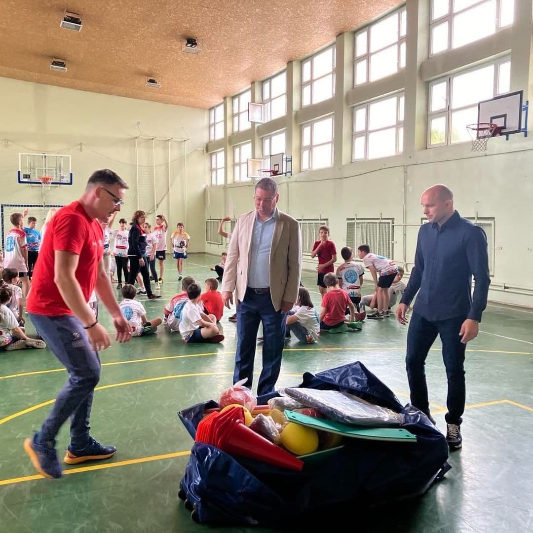 ARENA SPORT PODRŽAVA SPORTSKI RAZVOJ: Oprema za atletiku stigla u voždovačke osnovne škole