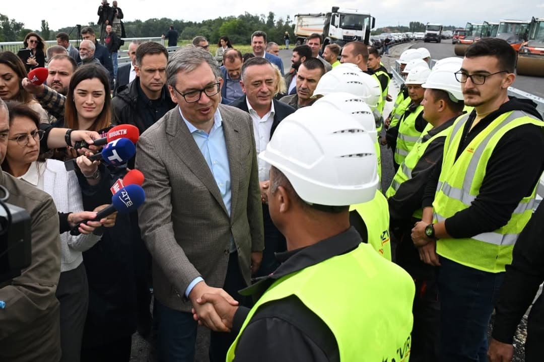 VUČIĆ OBIŠAO RADOVE NA BRZOJ SAOBRAĆAJNICI SLEPČEVIĆ–BADOVINCI: Asfalt „sija kao pista“, Mačva i Podrinje sve bolje povezani
