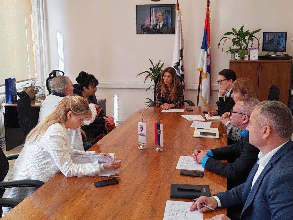 VOŽDOVAC U DIJALOGU SA GRAĐANIMA: Predsednica Bojana Jakšić saslušala predloge i probleme sugrađana