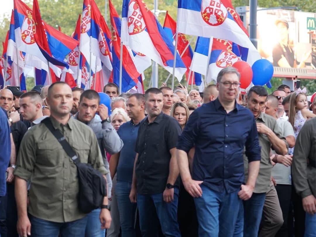 SRBIJA USTALA ZA MIR I STABILNOST: Više od 15.000 ljudi na Banjici poslalo jasnu poruku – Srbija bira mir