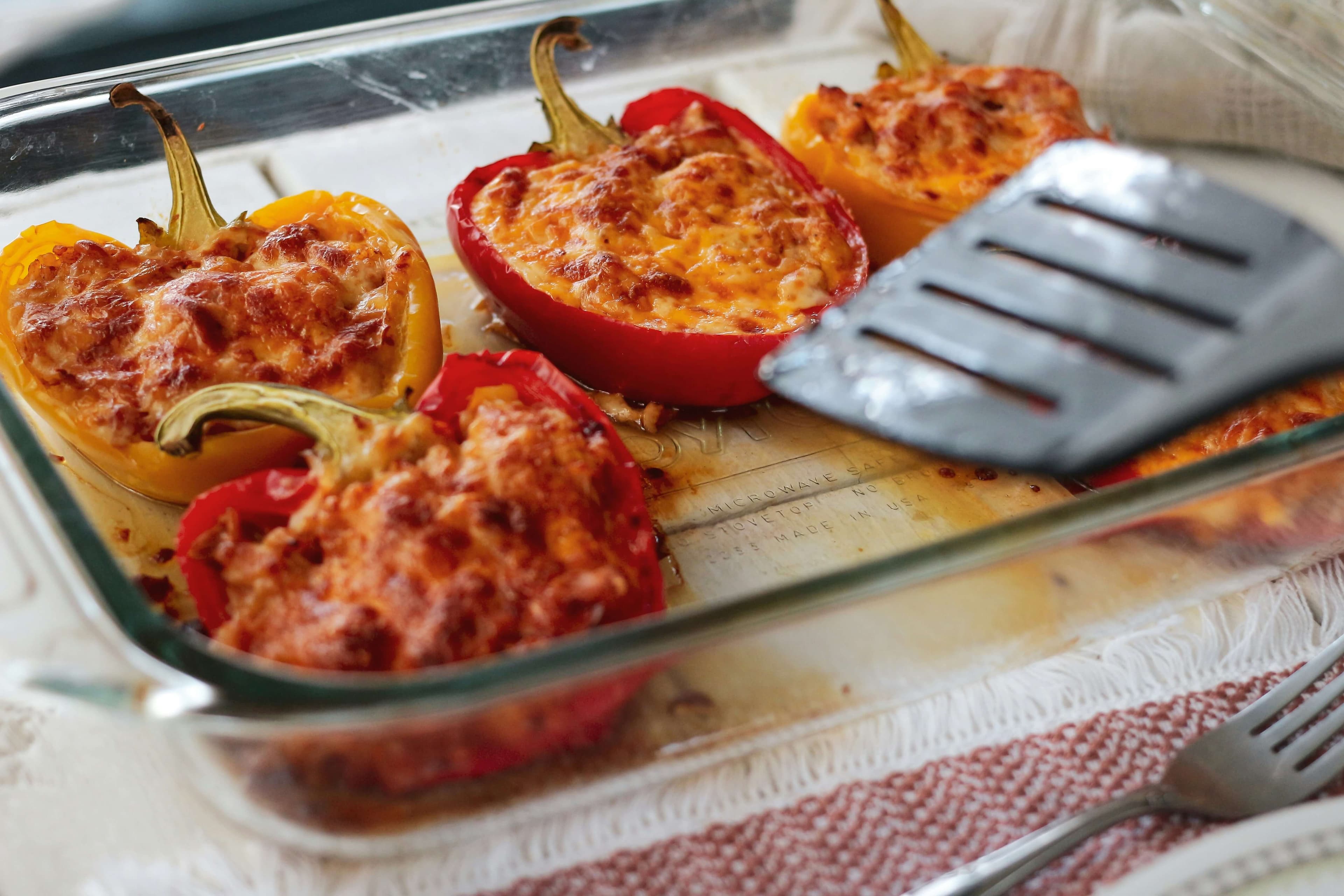 POSNI RECEPT ZA RUČAK: Pečena paprika punjena pirinčem i povrćem