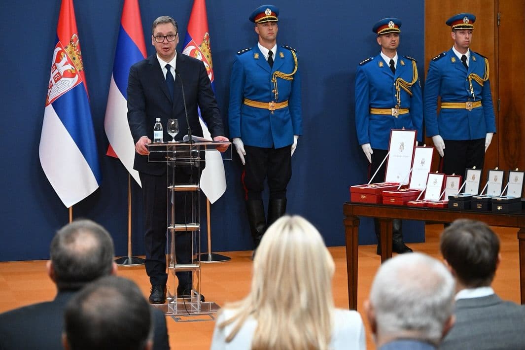 VUČIĆ: NAŠA ZASTAVA JE NAJSKUPLJA JER JE PLAĆENA NEVINOM KRVLJU: Odlikovanja povodom Dana srpskog jedinstva, slobode i nacionalne zastave