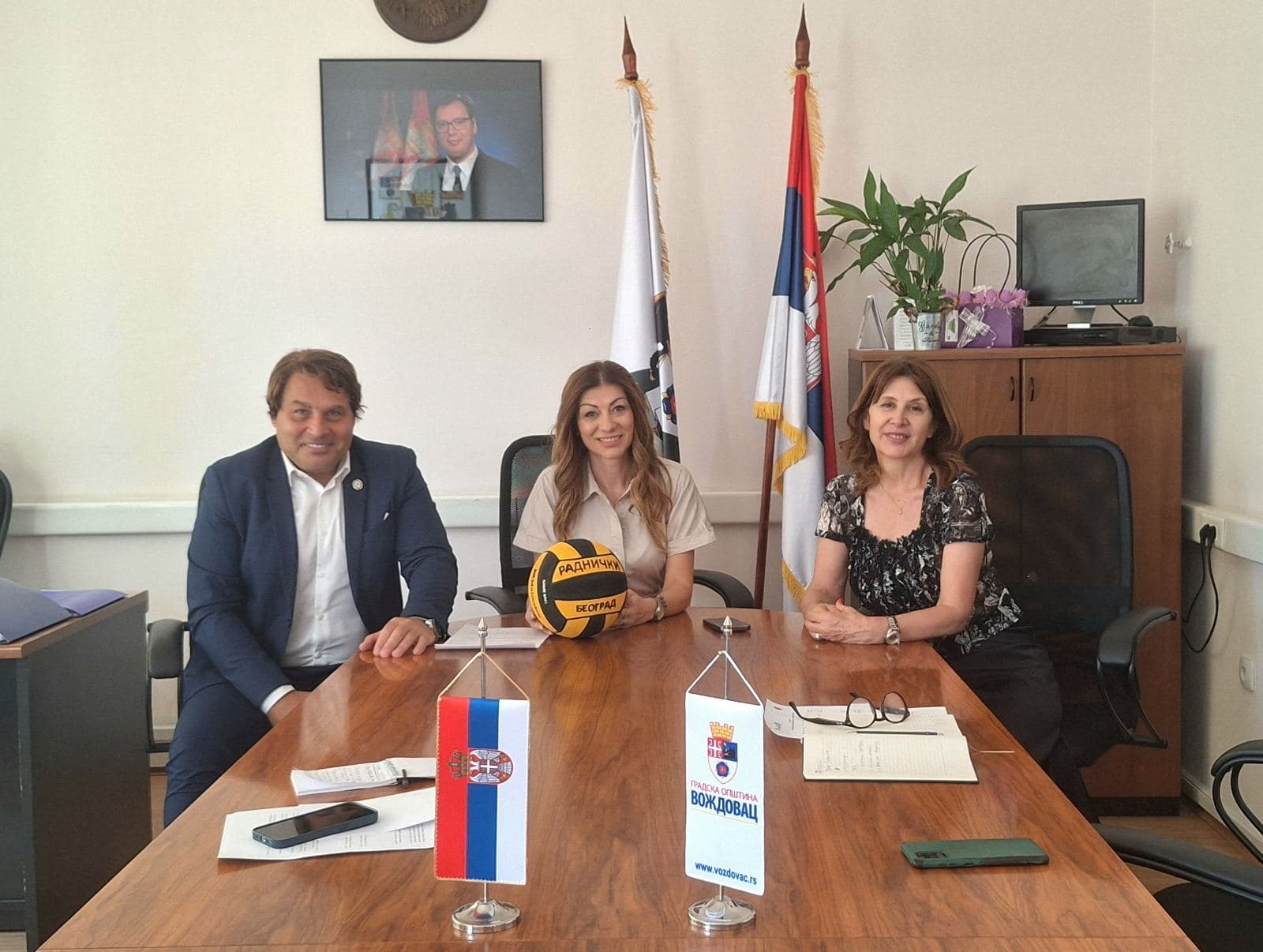 OPŠTINA VOŽDOVAC I VK „RADNIČKI“ JAČAJU SARADNJU: Besplatna škola plivanja za 200 mališana iz voždovačkih škola