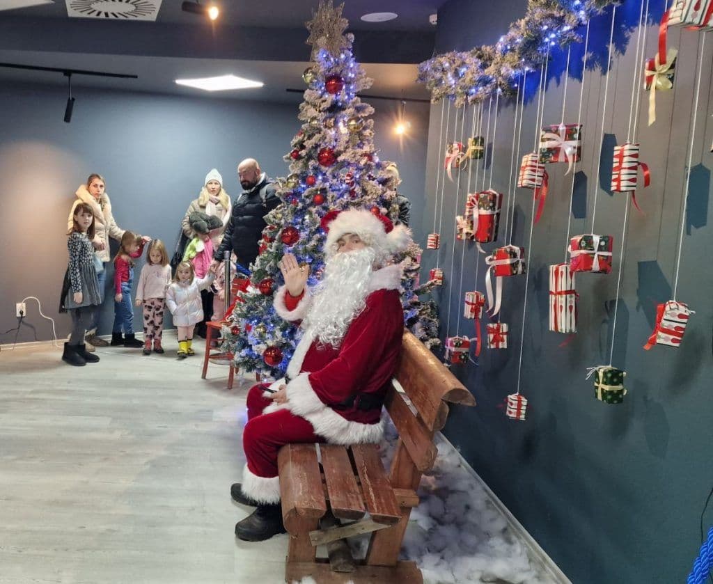 NOVOGODIŠNJA ČAROLIJA NA AVALI: Praznični bazar i darivanje sadnica privukli brojne posetioce