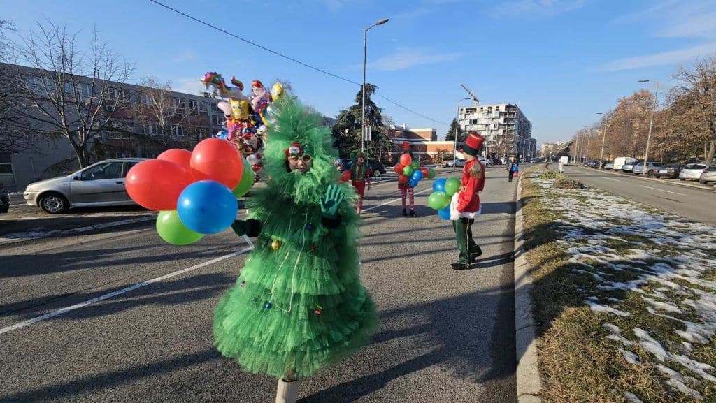 „NOVOGODIŠNJE ČAROLIJE“ NA VOŽDOVCU: Deda Mraz i maskote oduševili mališane u Ustaničkoj