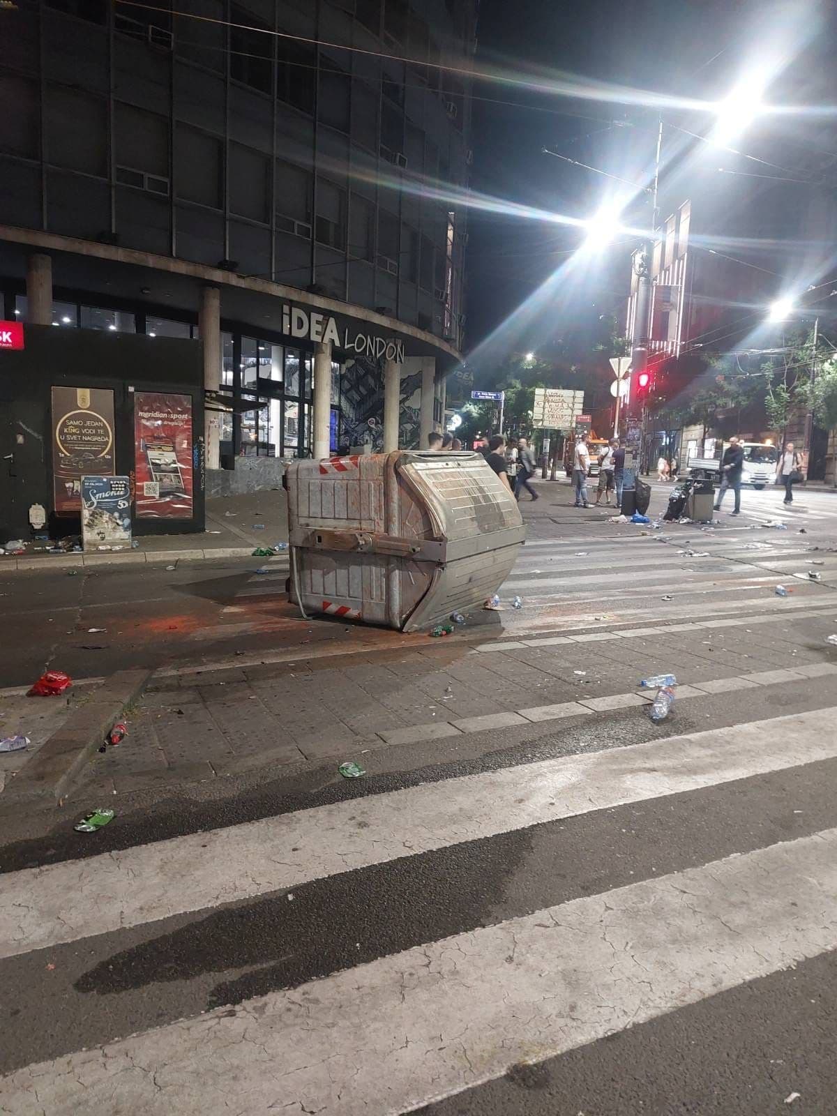 "GRADSKA ČISTOĆA" OSUDILA UNIŠTAVANJE JAVNE IMOVINE: Beograd nakon protesta: kontejneri zapaljeni, grad pretvoren u deponiju