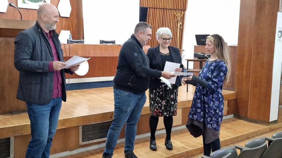 VOŽDOVAČKI POLAZNICI OSVAJAJU PUT KA PREDUZETNIŠTVU: Sertifikati uručeni nakon uspešne obuke