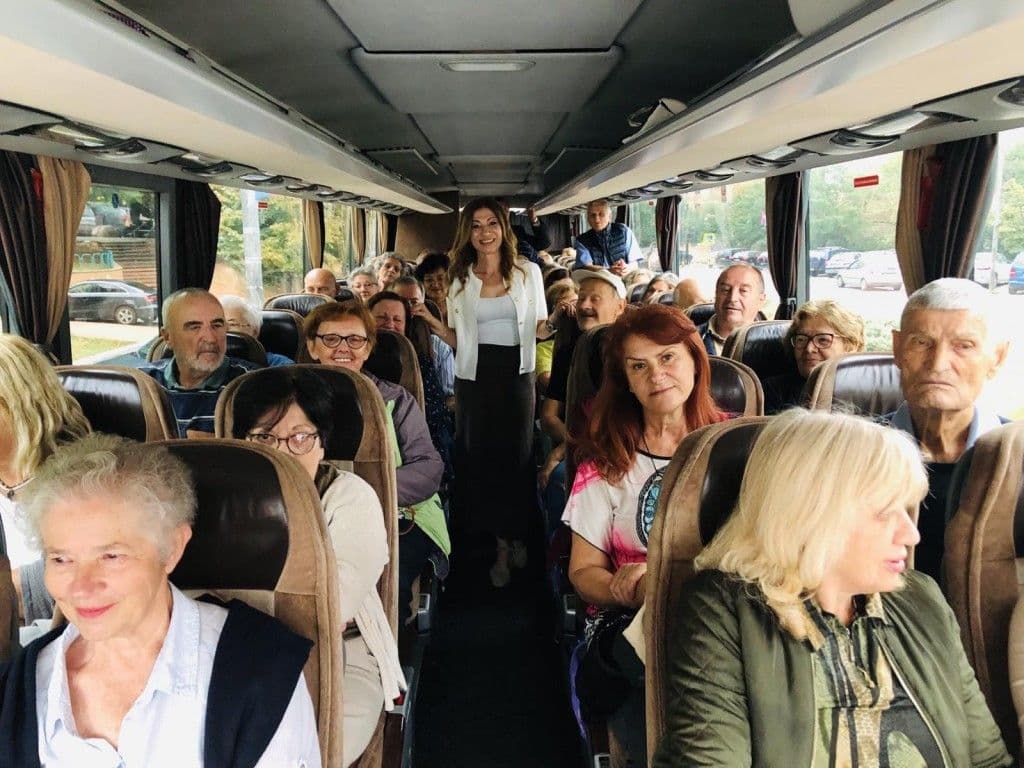 VOŽDOVAČKI PENZIONERI NA FRUŠKOJ GORI: Jakšić: „Ovo je tek početak naših jesenjih putovanja“