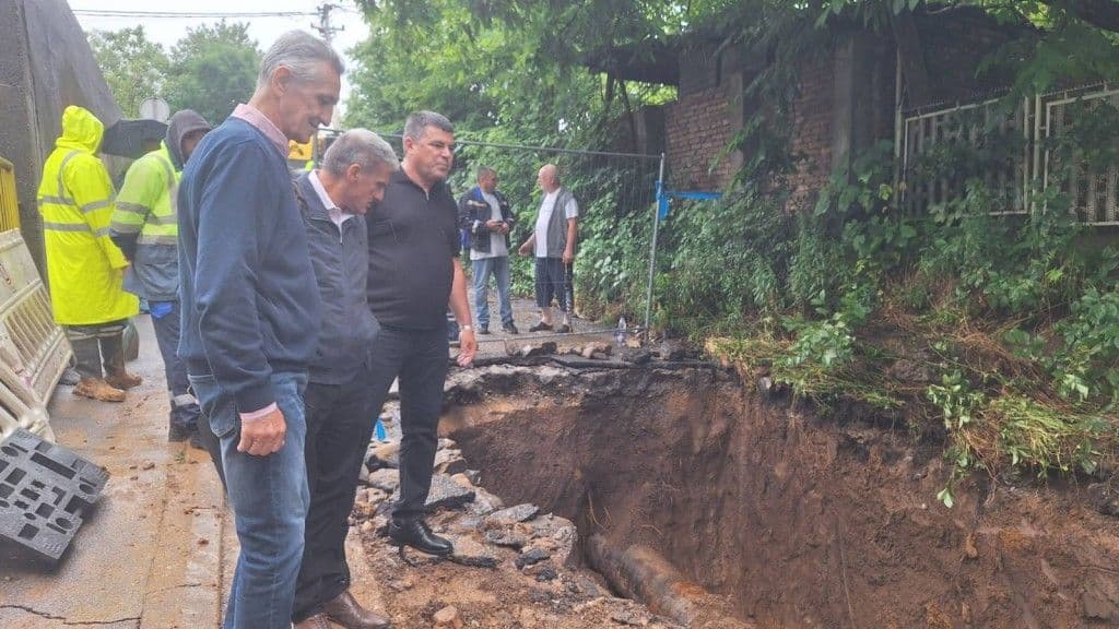 PUKLA MAGISTRALNA CEV POSLE NEVREMENA: Zatvorene ulice i hitna sanacija na Voždovcu