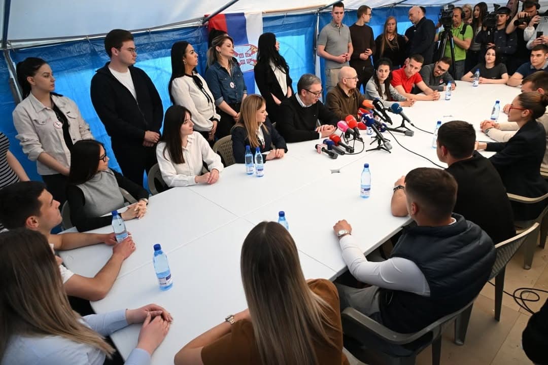 VUČIĆ NAJAVIO NOVI SKUP U NIŠU: Studentima u Pionirskom parku obećani majski mitinzi