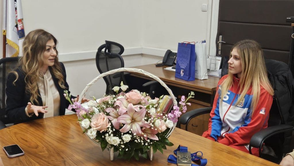 BRONZANA ŠAMPIONKA U BOKSU: Predsednica Voždovca ugostila Nikolinu Džidu