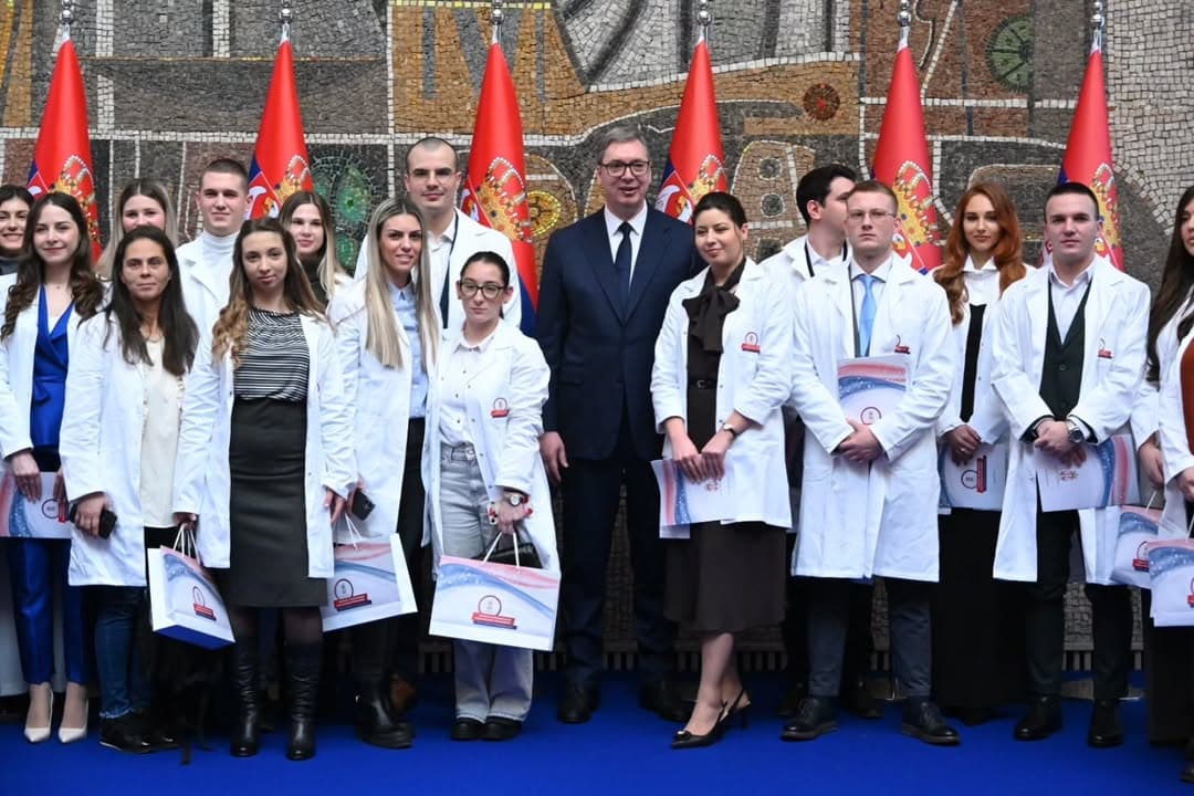 POČETAK PROFESIONALNOG PUTA: Vučić juče uručio ugovore najboljim mladim lekarima i medicinskim tehničarima