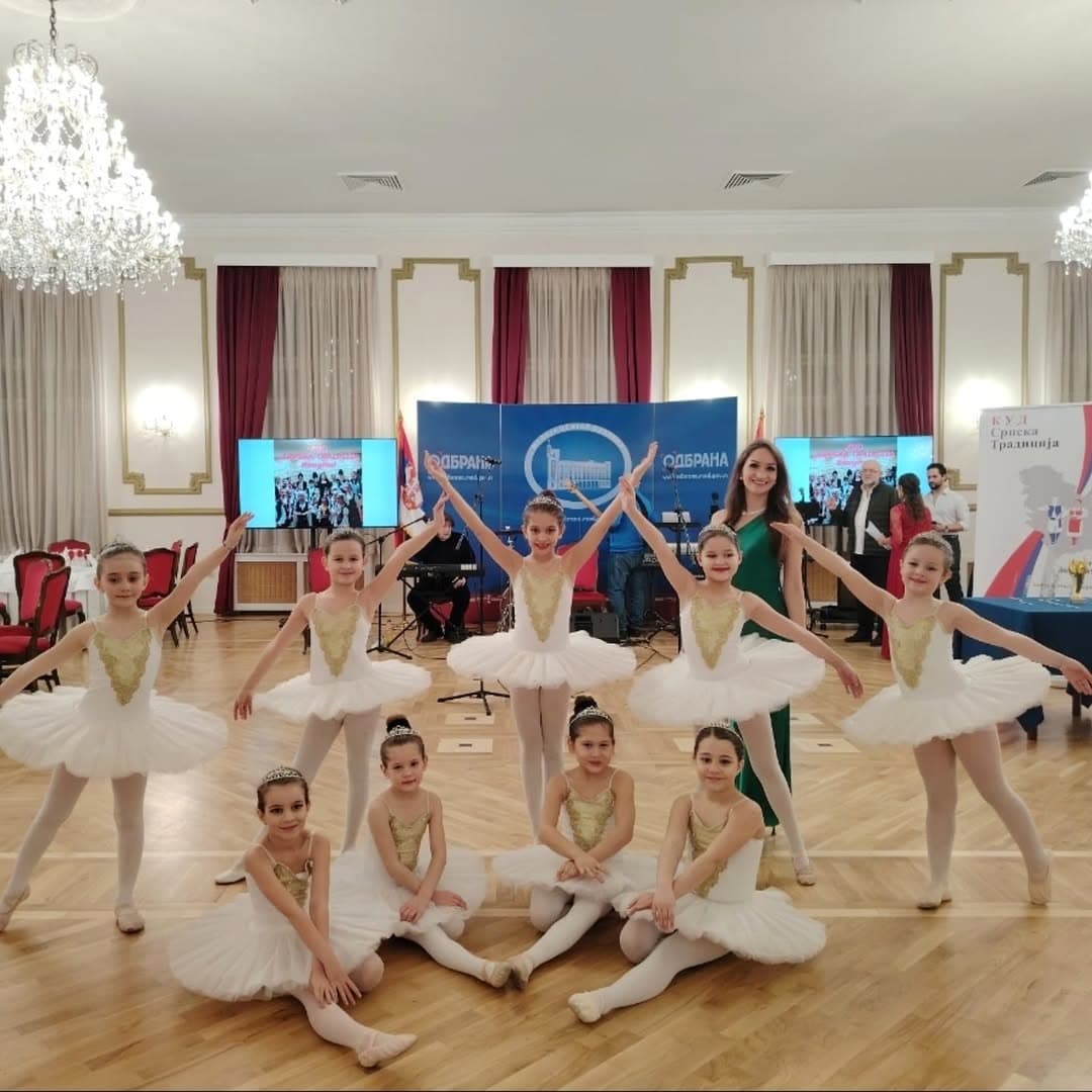 BALETSKI STUDIO „STAR“ U DOMU VOJSKE SRBIJE: Najstarije balerine oduševile na Svetosavskom balu