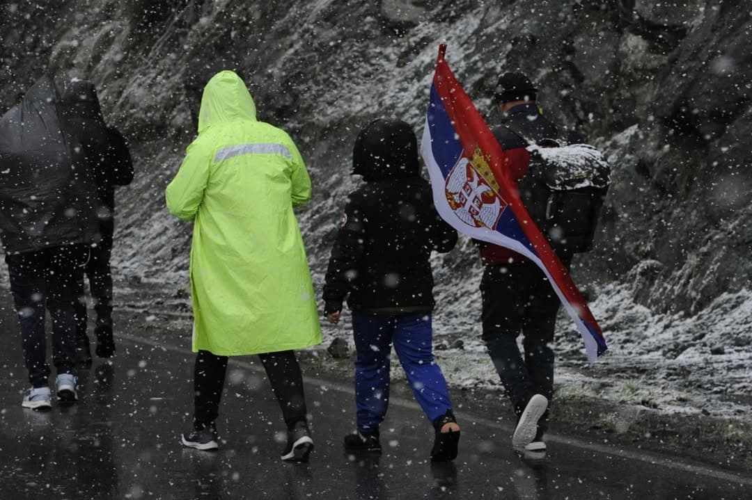 KORAK PO KORAK ZA SRBIJU: Više od 200 Srba sa Kosova peške stiglo do Kraljeva u znak podrške Vučiću